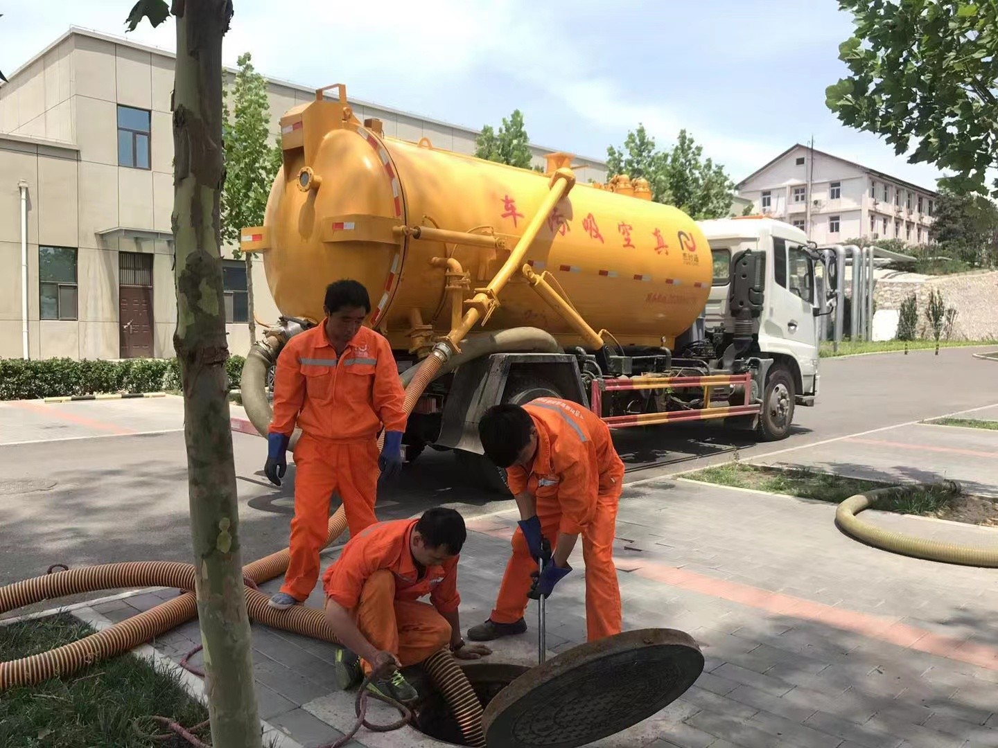 正定管道疏通车停在窨井附近