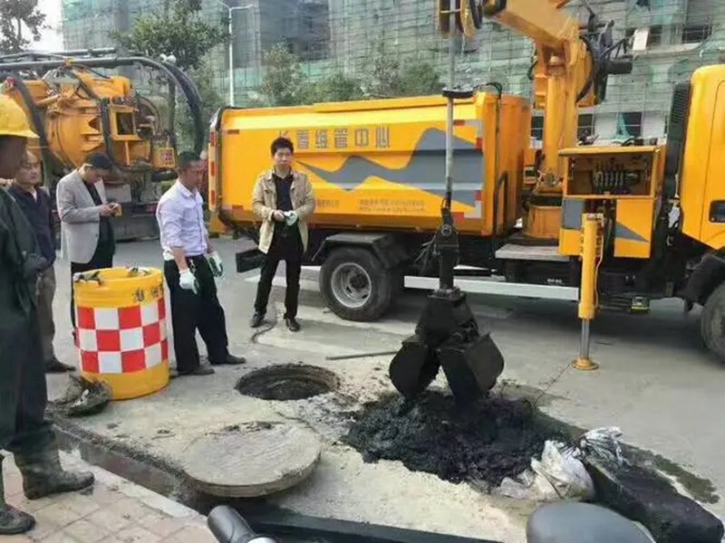 正定街道：网格员化身“清道夫”，为民解忧疏通“堵心”化粪池